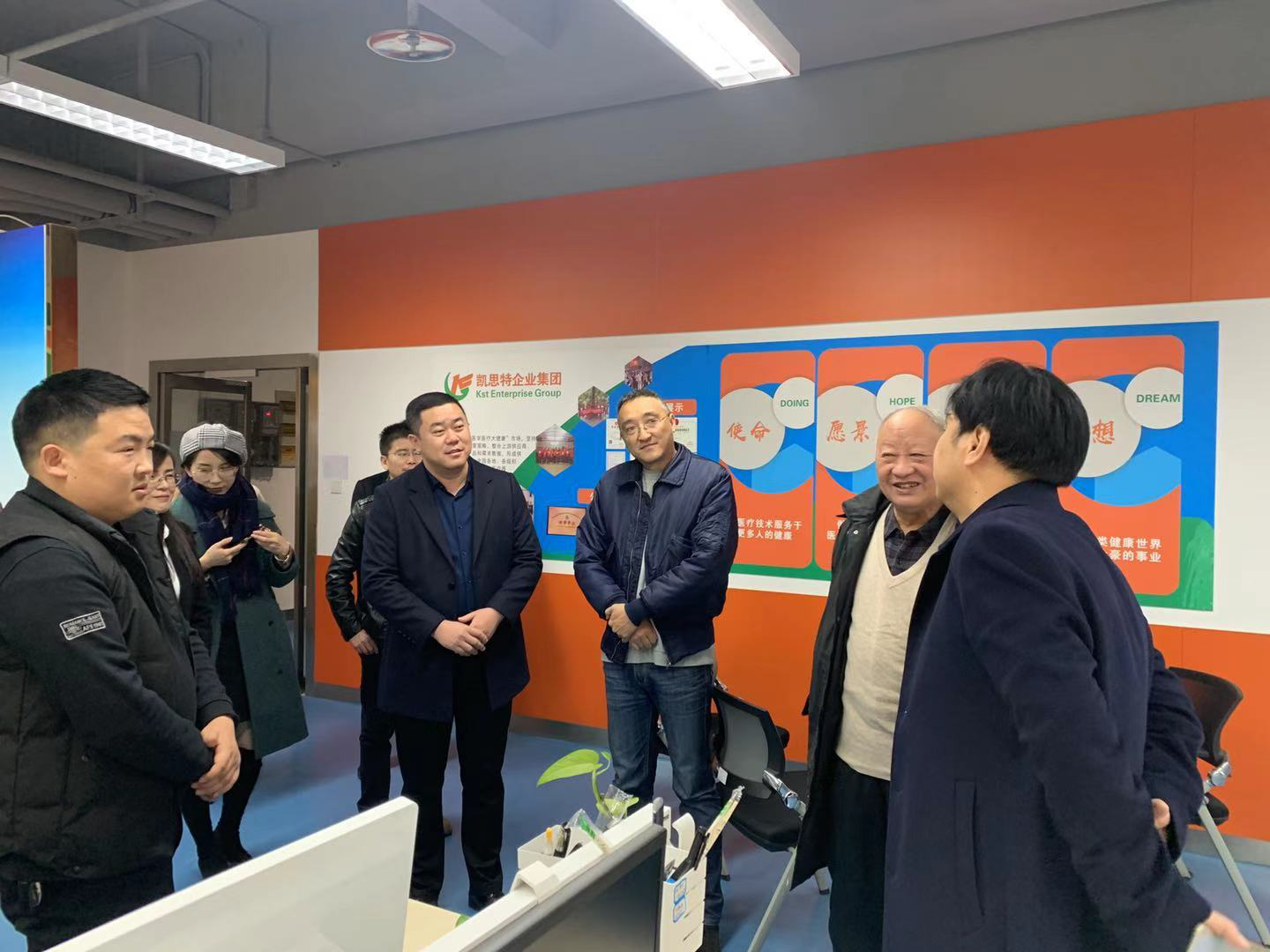 原陜西省衛(wèi)生廳副廳長(zhǎng)、保健學(xué)會(huì)會(huì)長(zhǎng)、一行人蒞臨陜西凱思特集團(tuán)指導(dǎo)！